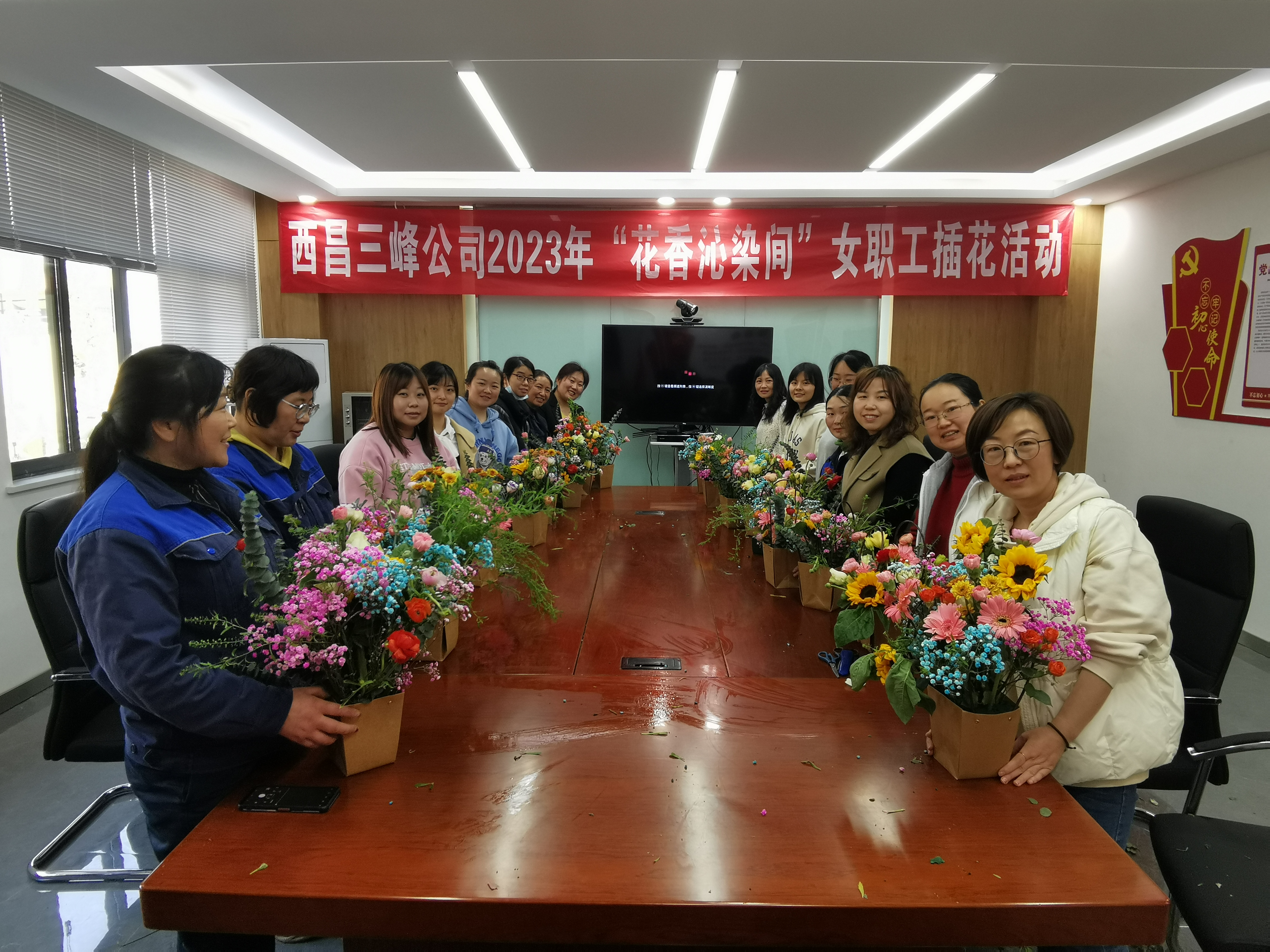 3月7日，四川西昌公司開展“花香沁染間”插花活動。.jpg