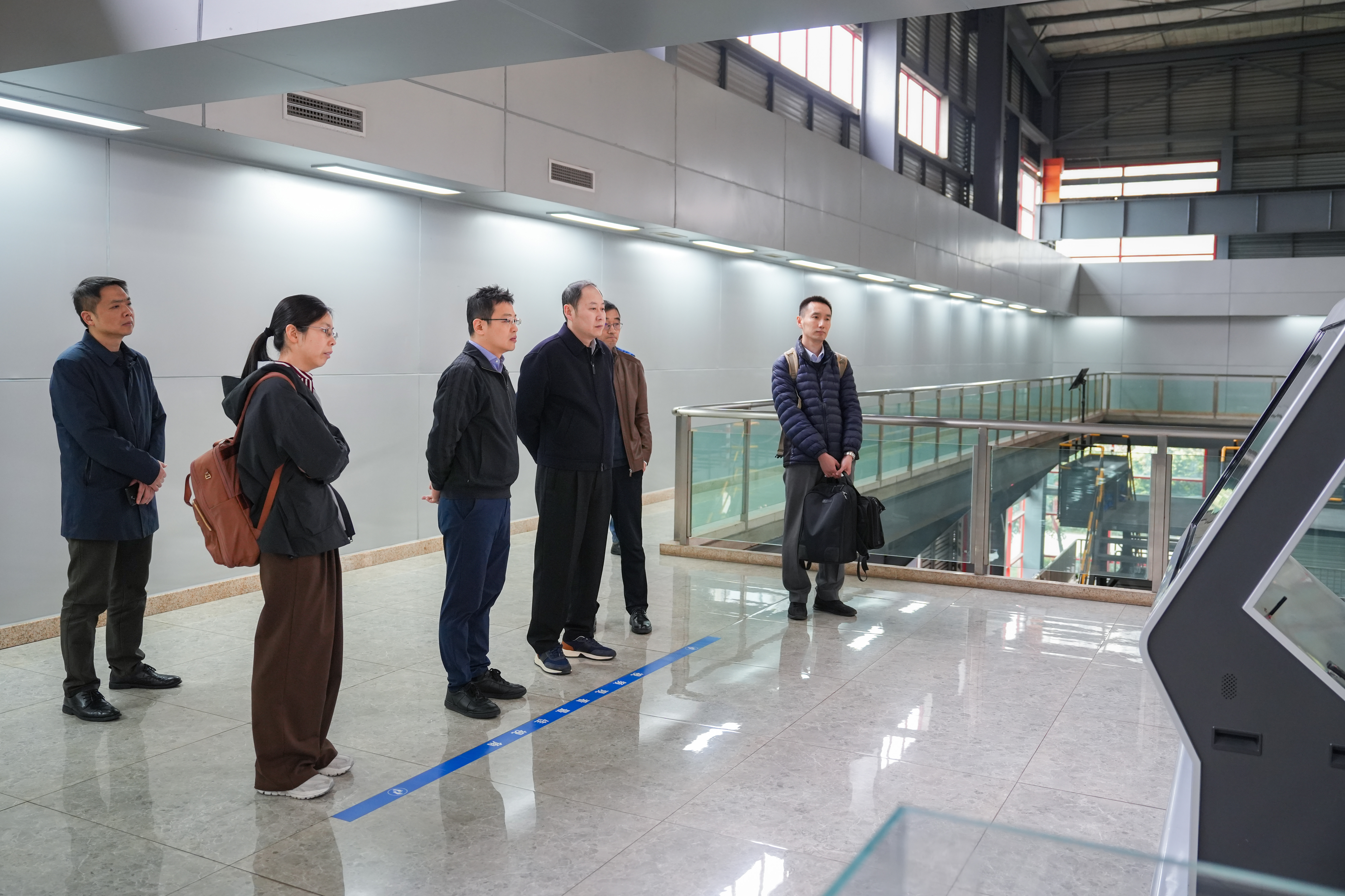 中信環(huán)境黨委委員、副總經(jīng)理王松一行到三峰環(huán)境集團(tuán)考察交流